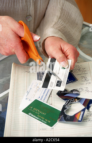 Nahaufnahme von jemandes Hand zerschneiden Kreditkarten POV Stockfoto