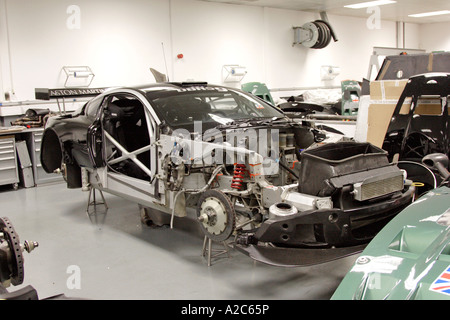 Aston Martin DBRS9 GT3-Rennwagen in der Aston Martin Racing Werkstatt im Prodrive-Werk in Oxford vorbereitet Stockfoto