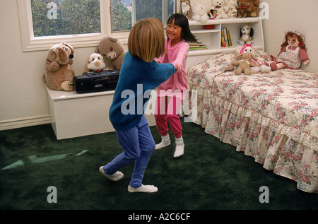 Zwei junge Mädchen 6-7 Tanzen spielen im Schlafzimmer vintage boombox Herr © myrleen Pearson Stockfoto