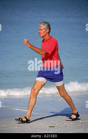 Vertikale Schuss senior männlichen zu Fuß schnell am Strand POV Herr © Myrleen Pearson Stockfoto