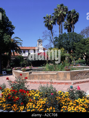 Blick auf den zentralen Innenhof der Mission San Juan Capistrano Kalifornien USA Stockfoto