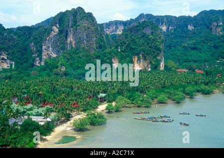 Panoramablick vom Aussichtspunkt auf Railay East Beach in der Nähe von Krabi in Thailand Stockfoto