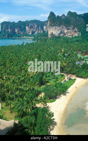 Panoramablick vom Aussichtspunkt auf Railay East Beach in der Nähe von Krabi in Thailand Stockfoto