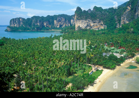 Panoramablick vom Aussichtspunkt auf Railay East Beach in der Nähe von Krabi in Thailand Stockfoto