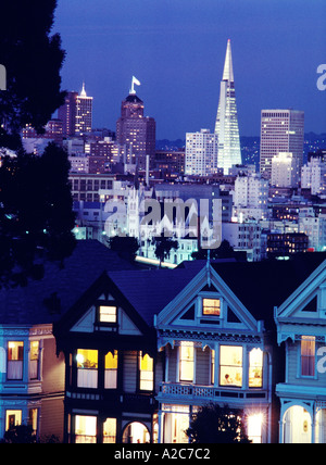 Bild der Stadt am Abend Häuser in San Francisco CA mit der Transamerica building in der Ferne Stockfoto