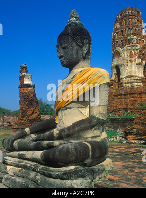 Antike Buddha-Statue in den Ruinen des Wat Mahatat in Ayutthaya in Thailand Stockfoto