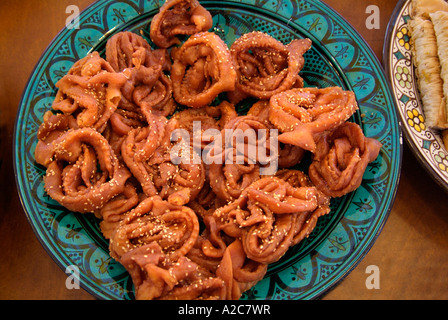 Marokko Nahost Arabisch arabische Kuchen hellbraun weichen süßen Konfekt Trockenplatte Keramik Auswahl Wirbel Gebäck Stockfoto