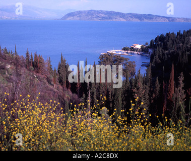 Griechenland-Ionische Inseln Korfu Kringels Bay und Dorf mit Albanien in der Ferne Stockfoto