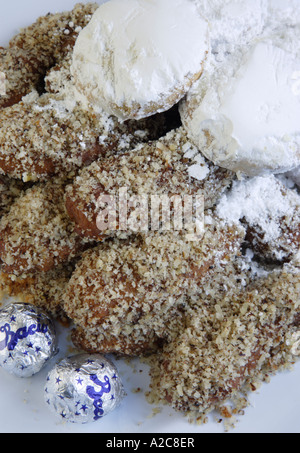 Griechische traditionelle Weihnachten und Neujahr Essen gezuckert Kekse mit Mandeln Kourabiethes und Honig Cookies Melomakorona Stockfoto