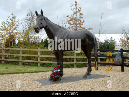 Cheltenham Racecourse Prestbury Park Statue des besten Kumpel dreimal Champion Hurdle Gewinner Stockfoto