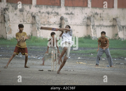 Mehrere Jungs spielen Cricket in Indien Stockfoto