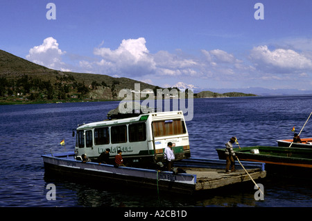 Bus, Titicaca-See bei Desaguadero überqueren. Bolivien Stockfoto