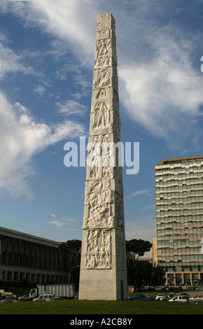 Der Obelisk in Mussolinis EUR Bezirk in Rom ist ein Paradebeispiel für faschistische Architektur Stockfoto