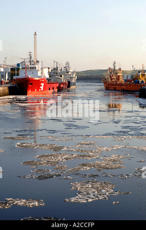 Eisschollen auf dem Fluss Dee in Aberdeen Harbour am Rande der Nordsee. Grampiam Region. Schottland.  XPL 4368-411 Stockfoto