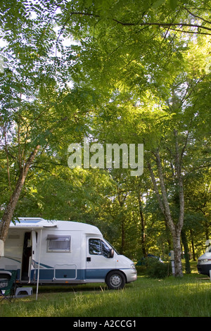 Camping in Frankreich mit dem Wohnmobil. Hier auf einem Gelände in Beaulieu-Sur-Dordogne. Stockfoto