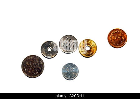 Japanische Yen-Münzen vor einem weißen Hintergrund. Stockfoto