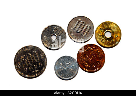 Japanische Yen-Münzen vor einem weißen Hintergrund. Stockfoto