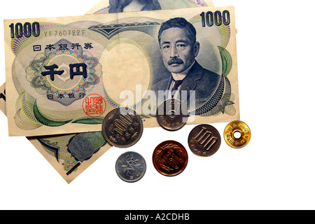 Japan 1000 Yen-Banknoten und-Münzen vor einem weißen Hintergrund. Stockfoto
