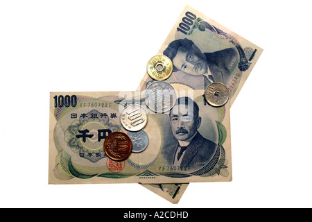 Japan 1000 Yen-Banknoten und-Münzen vor einem weißen Hintergrund. Stockfoto