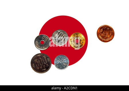 Japanische Yen-Münzen vor dem Hintergrund der japanischen Flagge. Stockfoto