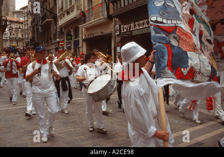 Traditionelle spanische Blaskapelle marschierten durch die Straßen während der Fiesta de San Fermin, Pamplona, Navarra, Spanien Stockfoto