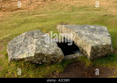 Die prähistorischen Merrivale Kist Bestattung mit Schnitt für Stein, Dartmoor Nationalpark. Devon. XPL 4317-407 Stockfoto