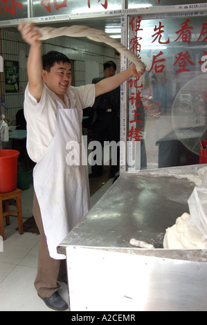 Mann, Nudeln, Yichang China Stockfoto