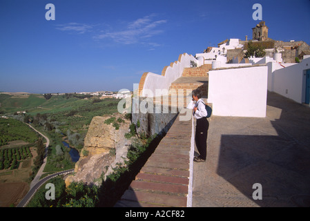 Arcos De La Frontera südlichen Spanien morgen mit Blick auf das Tal von der hohen Felsvorsprung, auf denen die befestigte Stadt ist Stockfoto