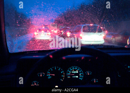 Autos auf der Autobahn bei Regenwetter, Philadelphia USA Stockfoto