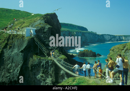 Menschen stehen Schlange, um die Hängebrücke von Carrick-a-Rede Insel zurück ans Festland zu überqueren Stockfoto