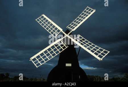 Windmühle mit dunklen Gewitterhimmel in Wicken Fen The Fens Norfolk England Stockfoto