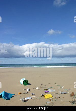 Müll am Strand angespült Stockfoto