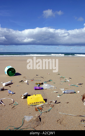 Müll am Strand angespült Stockfoto