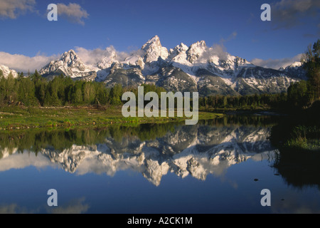 Teton Berge mit Schnee oberhalb Snake River von der Schwabachers Landung Stockfoto