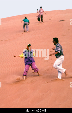 Oman. Wahiba Sands. Touristen besuchen die Wahiba Sands im Inneren. Klettern und Rutschen Sanddünen ist ein großer Spaß Stockfoto