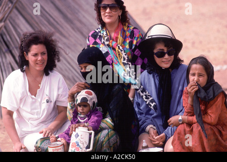 Oman. Wahiba Sands. Touristen besuchen Beduinen-Familie. Bedus und Stadt Frauen gut ausgekommen Stockfoto