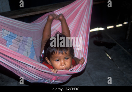 ein kleines Kind liegen in der Hängematte im Dorf in der Nähe von Iquitos Pantoja Stockfoto