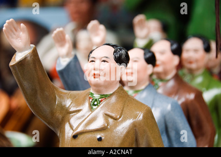 Viele Keramikfiguren von Chairman Mao Zedong in Dongtai Antiquitäten Markt in Shanghai Stockfoto