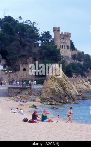 Strand und Monument a la Sardana in Lloret de Mar an der Costa Brava in Spanien Stockfoto