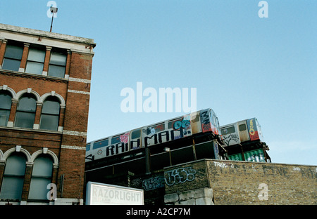 Zwei alte Graffiti bedeckt Schlauch Wagen auf dem Dach eines Gebäudes in Shoreditch, London Stockfoto