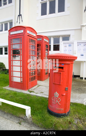 Briefkasten und Telefonzelle ist bei der Post und Philatelic Bureau in Stanley, Falkland-Inseln Stockfoto