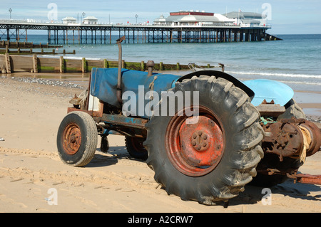 Traktor am Strand von Cromer, Norfolk, Großbritannien Stockfoto