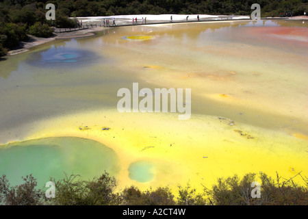 Palette des Künstlers - ein Panorama von warmen und kalten Pools und dampfenden, zischenden Formationen mit einer erstaunlichen Vielfalt an Farben. Stockfoto