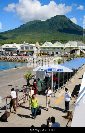 Hafen und Stadt von Charlestown auf Nevis in der Karibik