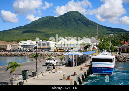 Hafen und Stadt von Charlestown auf Nevis in der Karibik Stockfoto