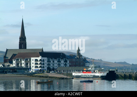 Kirche und Fähre in Largs an der Westküste Schottlands, uk Stockfoto