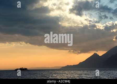 Dramatischen Sonnenuntergang über dem Gardasee Italien Stockfoto