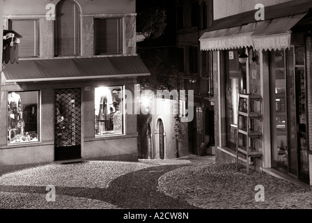 Schön gepflasterten Straße in der Nacht in Malcesine, Gardasee, Italien. Stockfoto