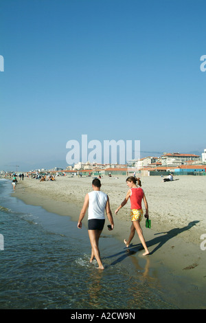 Urlauber Wandern entlang Viareggio Strand in Italien. La Gente Che Rema Nel mare Stockfoto