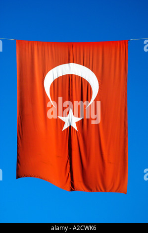 Die Nationalflagge der Türkei hängen über der Straße in Mersin Stockfoto